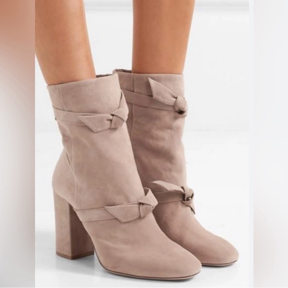 Alexandre Birman Lorraine Ankle Boots Beige Suede
Cameo Bows Size 39 US 8.5 / 9